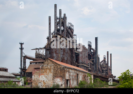 Stati Uniti d'America, Pennsylvania, Betlemme, abbandonati e ruggine resti di forni fusori a Bethlehem Steel impianto che è stato chiuso nel 1995 Foto Stock