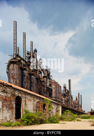 Stati Uniti d'America, Pennsylvania, Betlemme, abbandonati e ruggine resti di forni fusori a Bethlehem Steel impianto che è stato chiuso nel 1995 Foto Stock