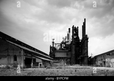 Stati Uniti d'America, Pennsylvania, Betlemme, abbandonati e ruggine resti di forni fusori a Bethlehem Steel impianto che è stato chiuso nel 1995 Foto Stock