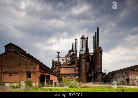 Stati Uniti d'America, Pennsylvania, Betlemme, abbandonati e ruggine resti di forni fusori a Bethlehem Steel impianto che è stato chiuso nel 1995 Foto Stock