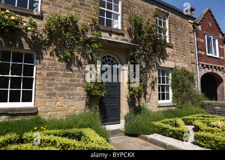 Pittoresco borgo casa giardino in Ashton in acqua, parco nazionale di Peak District DERBYSHIRE REGNO UNITO Foto Stock