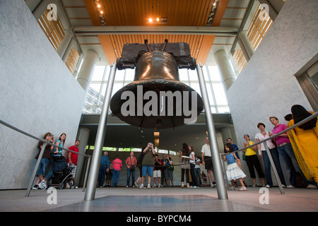 Stati Uniti d'America, Pennsylvania, Philadelphia, basso angolo di vista di turisti si sono riuniti intorno al Liberty Bell Foto Stock