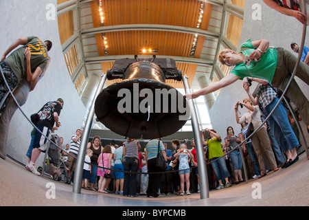 Stati Uniti d'America, Pennsylvania, Philadelphia, basso angolo di vista di turisti si sono riuniti intorno al Liberty Bell Foto Stock