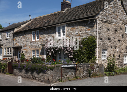 Il pittoresco villaggio, Garden cottage in Ashton in acqua, parco nazionale di Peak District DERBYSHIRE REGNO UNITO Foto Stock