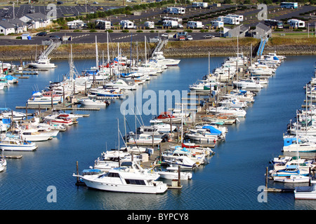 Imbarcazione da diporto / yacht marina e di una ampia varietà di ocean andare a pesca e touring navi a Newport, Oregon, Stati Uniti d'America, Stati Uniti Foto Stock