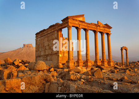 Il tempio funerario e il castello arabo a Palmyra, Siria Foto Stock