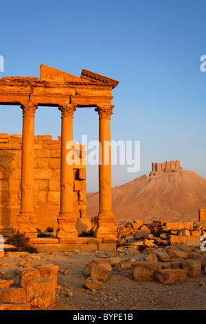 Il tempio funerario e il castello arabo a Palmyra, Siria Foto Stock