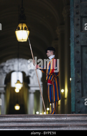 Guardia svizzera pontificia a guardia della porta di bronzo della Basilica di San Pietro Foto Stock