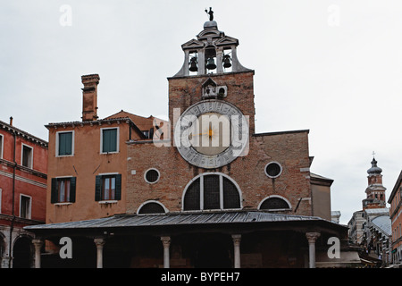 La facciata della chiesa di San Giacomo di Rialto, Venezia, Italia Foto Stock