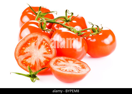 Grappolo di pomodori con due metà su sfondo bianco Foto Stock