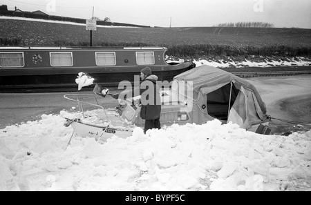 Narrowboats congelati canal Norbury giunzione in Staffordshire sul Shropshire Union Canal 17/2/1985 Foto Stock