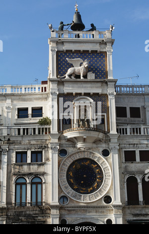 Vista ravvicinata del San Marco Della Torre Dell'Orologio, Venezia, Italia Foto Stock