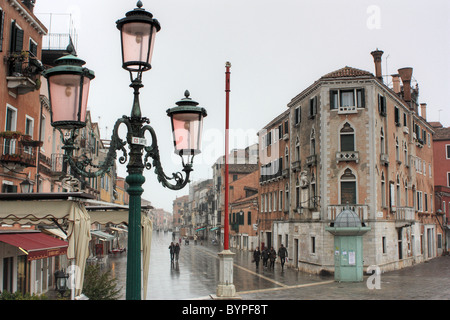 Giorno di pioggia in Via Giuseppe Garibaldi, Venezia Foto Stock