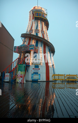 Helter Skelter scorrere su Brightons molo Ovest Foto Stock