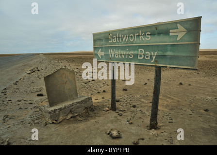 Paesaggio, segnaletica stradale nel deserto arido Namib, freccia verso le Saline, Walvisbay, Namibia, paesaggi africani, Destinazioni di viaggio, bellezza nella natura Foto Stock