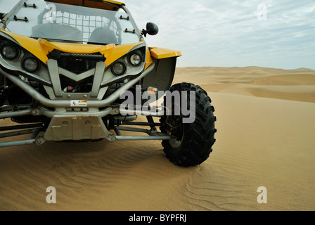 Auto, dune buggy ATV parcheggiato su dune di sabbia, fuoristrada deserto tour, Swakopmund, Namibia, vacanza avventura, paesaggio, attività di viaggio, 4x4, trasporto Foto Stock