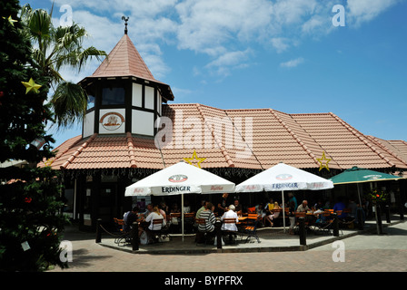 Swakopmund, Namibia, lo stile di vita delle persone sedute sotto gli ombrelloni a sidewalk cafe, microbirreria socializzare in ristorante, ospitalità, amicizia Foto Stock