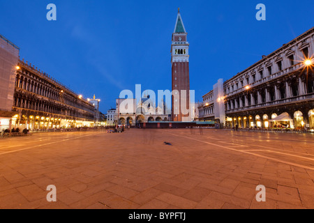 Piazza San Marco durante la notte con il caffè e la torre dell'Orologio, Venezia, Veneto, Italia, Europa Foto Stock