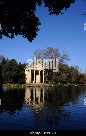 Italia, Roma, Villa Borghese, lago, tempio di Aesculapio Foto Stock