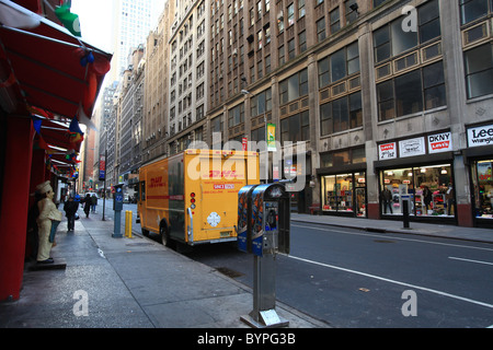 DHL forniscono l'arresto del carrello sulla strada di New York City 2010 Foto Stock