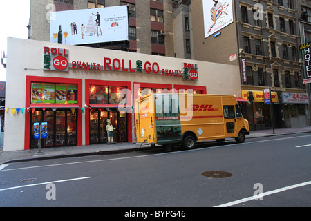 DHL forniscono l'arresto del carrello sulla strada di New York City 2010 Foto Stock