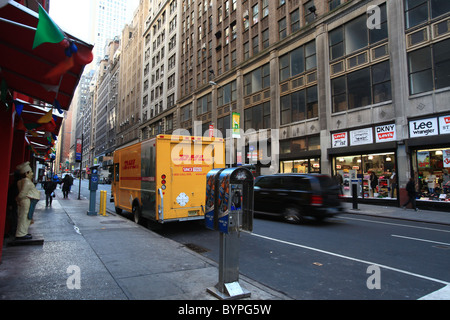 DHL forniscono l'arresto del carrello sulla strada di New York City 2010 Foto Stock