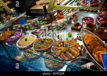 Parigi, Francia, pasticceria francese, interni di un negozio di prodotti da forno, dessert, nella finestra del negozio, 'Stohrer', all'interno, (quartiere Montorgeuil), Pies Tartres, boulangerie patisserie interni francia, negozio di dolci parigi Foto Stock