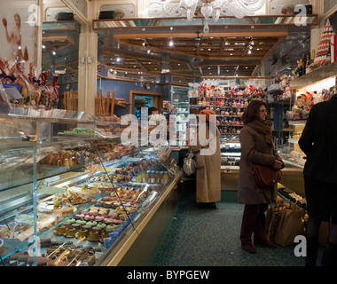 Parigi, Francia, persone all'interno del negozio di panetteria francese, cucina francese, Stohrer, nel distretto di Montorgeuil, boulangerie interni francia Foto Stock