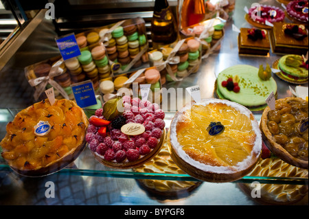 Parigi, Francia, Clsoe Up, interni del negozio di prodotti da forno francese, dolci francesi, nella finestra del negozio, "Stohrer", interno, (quartiere Montorgeuil), negozio di dolci parigi Foto Stock