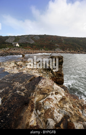 Danni alla parete del porto a LAMORNA COVE sulla costa sud di Cornwall Regno Unito Foto Stock