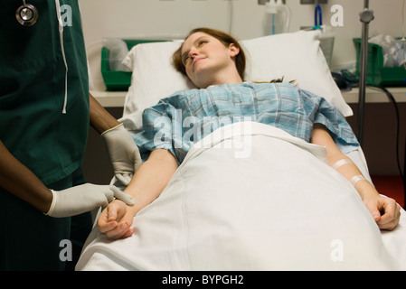 Controllo infermiere impulsiva del paziente Foto Stock