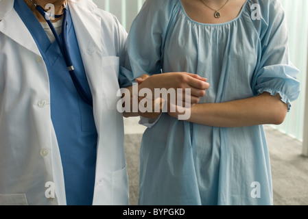 Azienda del paziente su di un infermiere del braccio di supporto Foto Stock