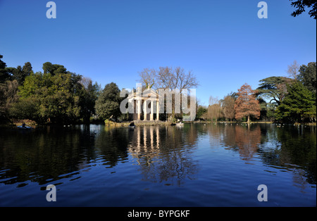 Italia, Roma, Villa Borghese, lago, tempio di Aesculapio Foto Stock