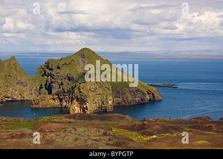 Blick auf die Küste und Hafeneinfahrt in der Nähe der Hafenstadt, Heimaey Westmänner Isole, Isola, Europa, Islanda Foto Stock