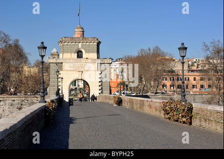 Italia, Roma, Ponte Milvio, porta della torre Valadier Foto Stock