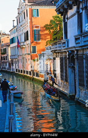 Turisti in una gondola fondamenta rio marin o de garzotti, Venezia, veneto, Italia Foto Stock