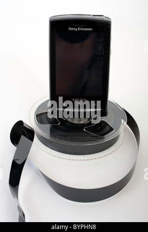 Un Sony Ericsson Xperia Mini Pro mobile phone su uno sfondo bianco come un taglio prodotto fuori l'immagine di marca Foto Stock