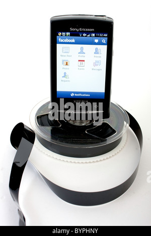 Il nuovo Sony Ericsson Xperia mini pro telefono cellulare con pieno tastiera Qwerty estraibile; visualizzazione Google Androids Facebook Foto Stock