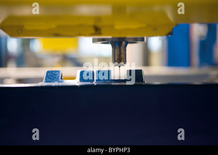 Close-up di lama sul sistema di taglio ad ultrasuoni macchina in moquette fabbrica piastrelle Foto Stock