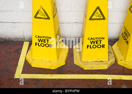 Attenzione pavimento bagnato segni Foto Stock