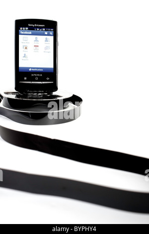 Il nuovo Sony Ericsson Xperia mini pro telefono cellulare con pieno tastiera Qwerty estraibile; visualizzazione Google Androids Facebook Foto Stock