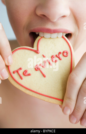 Mangiare a forma di cuore cookie Foto Stock