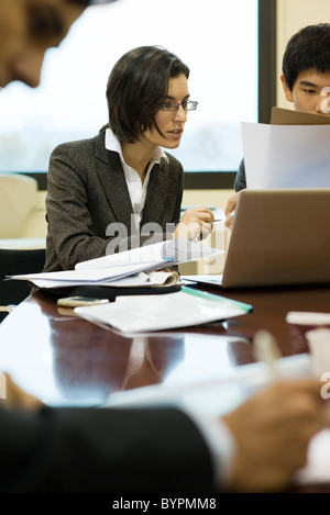 I dirigenti che lavorano insieme a un tavolo per conferenza Foto Stock