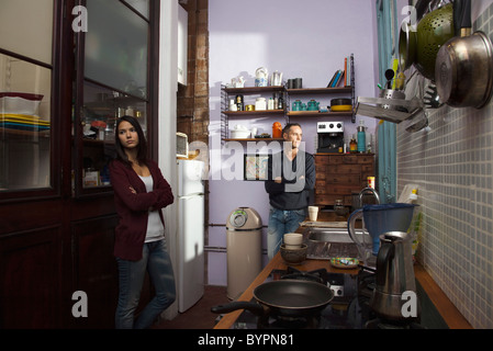 Coppia in cerca di distanza gli uni dagli altri in cucina con le braccia incrociate Foto Stock