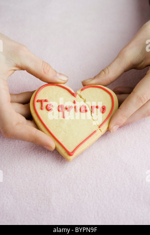 Azienda incrinato heart-shaped cookie Foto Stock