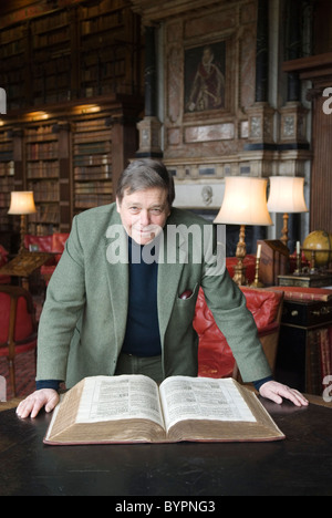 VII marchese di Salisbury Robert Cecil Lord Salisbury a Hatfield House Hatfield. Hertfordshire Regno Unito. Visto qui con la Bibbia di Re Giacomo in biblioteca. 2011 2010 HOMER SYKES Foto Stock