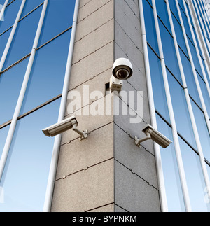 Tre telecamere di sicurezza fissato sull'ufficio angolo della costruzione Foto Stock