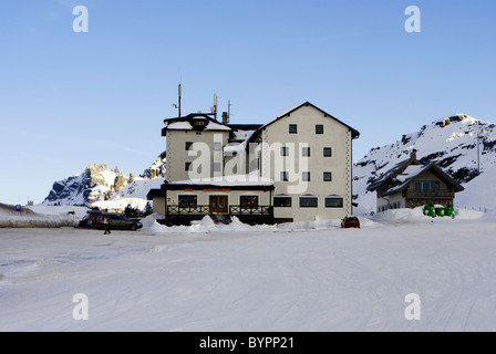 Villaggio di montagna nelle valli delle Dolomiti, la val di Fassa Foto Stock