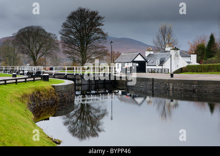 Un tranquillo Caladonian Canal at the Devils Scalinata di Banavie, Fort William. Foto Stock