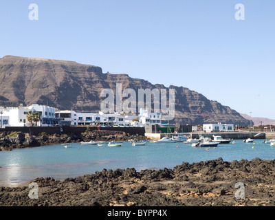 Ristoranti circondano il porto nella piccola città di Lanzarote Orzola per il traghetto per l'isola di La Graciosa Foto Stock